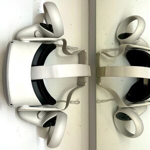 OCULUS QUEST 2 + left and right controllers + charger